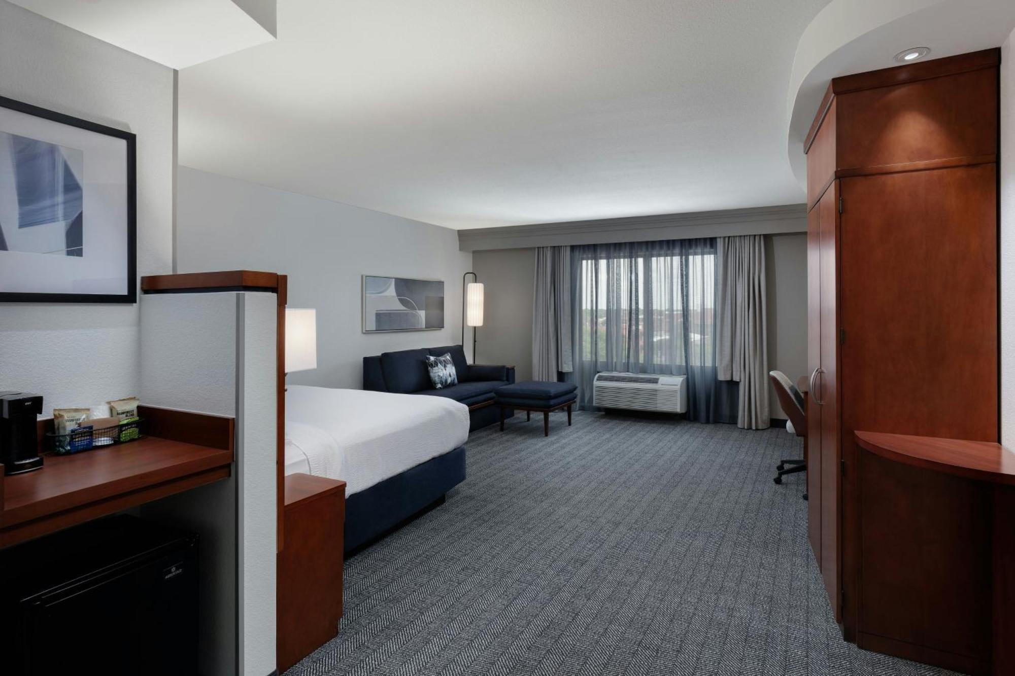 Courtyard By Marriott Wichita At Old Town Hotel Екстериор снимка