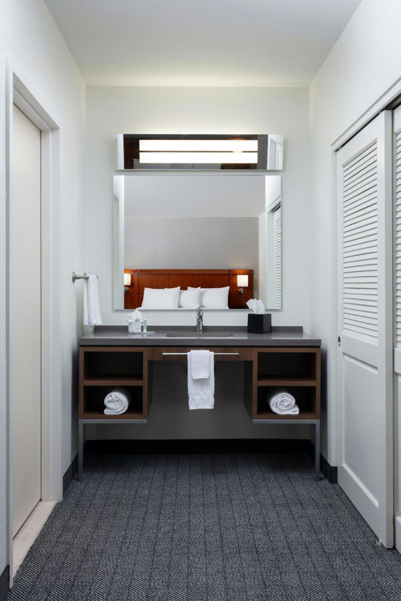 Courtyard By Marriott Wichita At Old Town Hotel Екстериор снимка