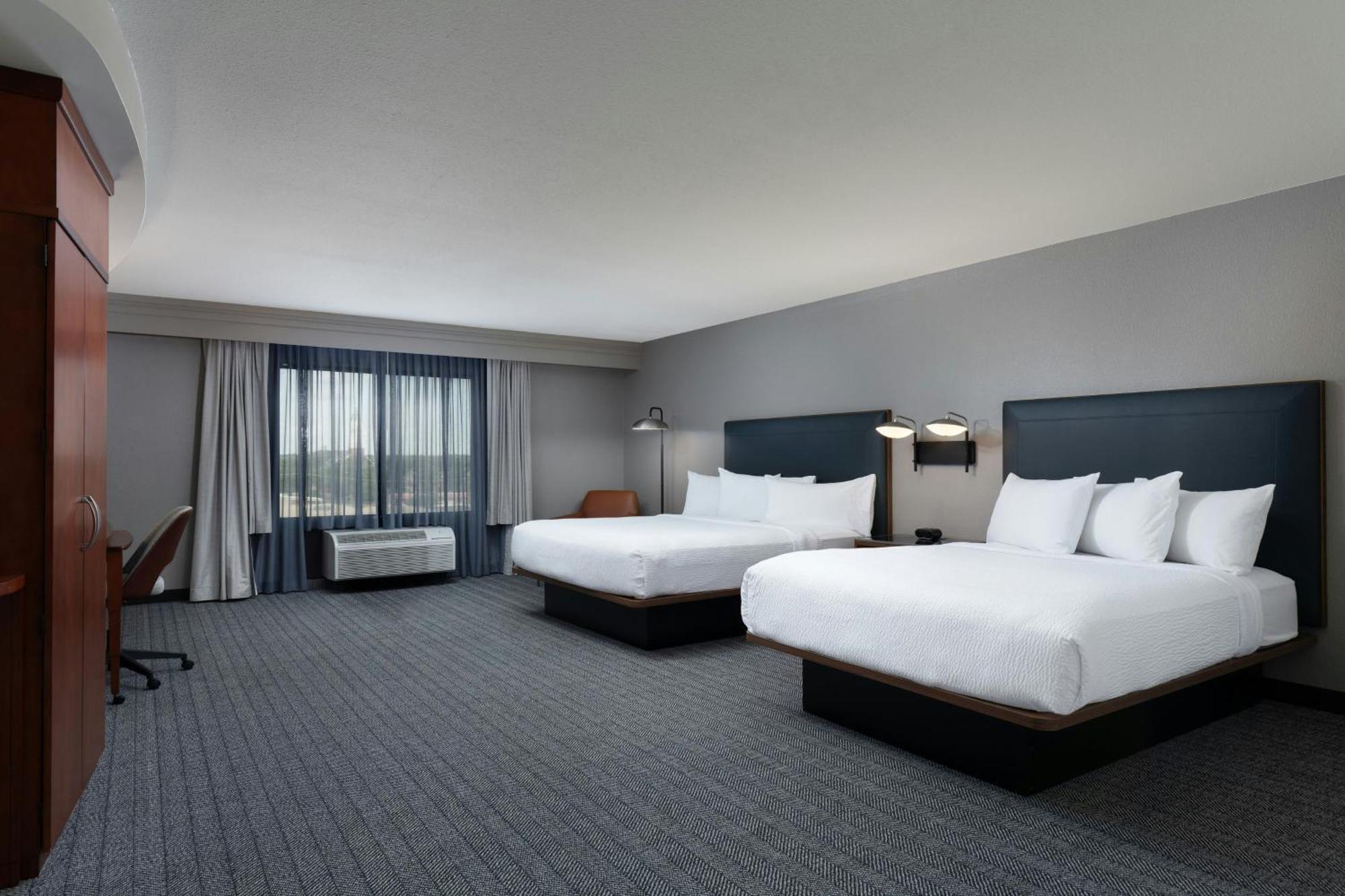 Courtyard By Marriott Wichita At Old Town Hotel Екстериор снимка