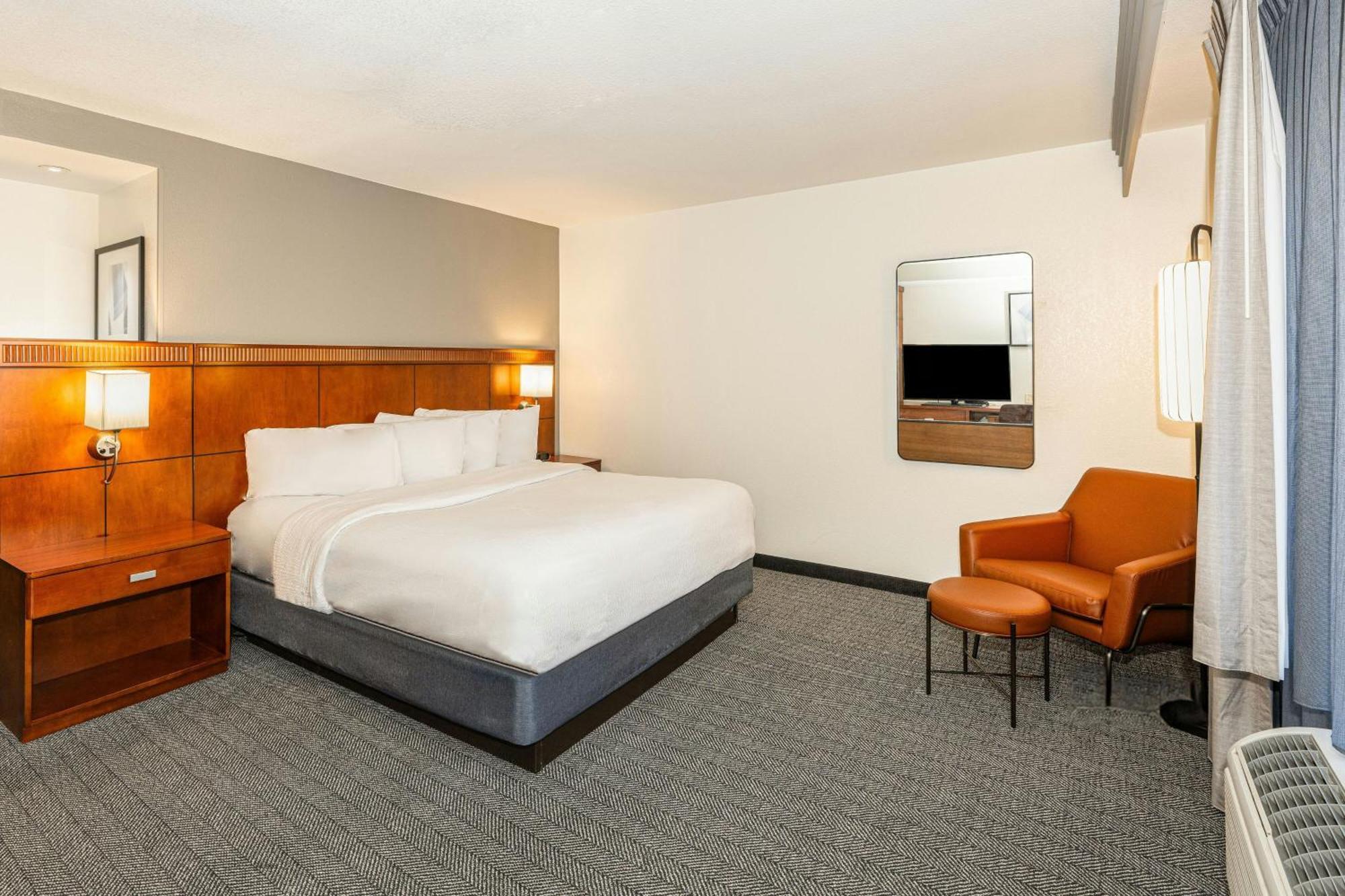 Courtyard By Marriott Wichita At Old Town Hotel Екстериор снимка