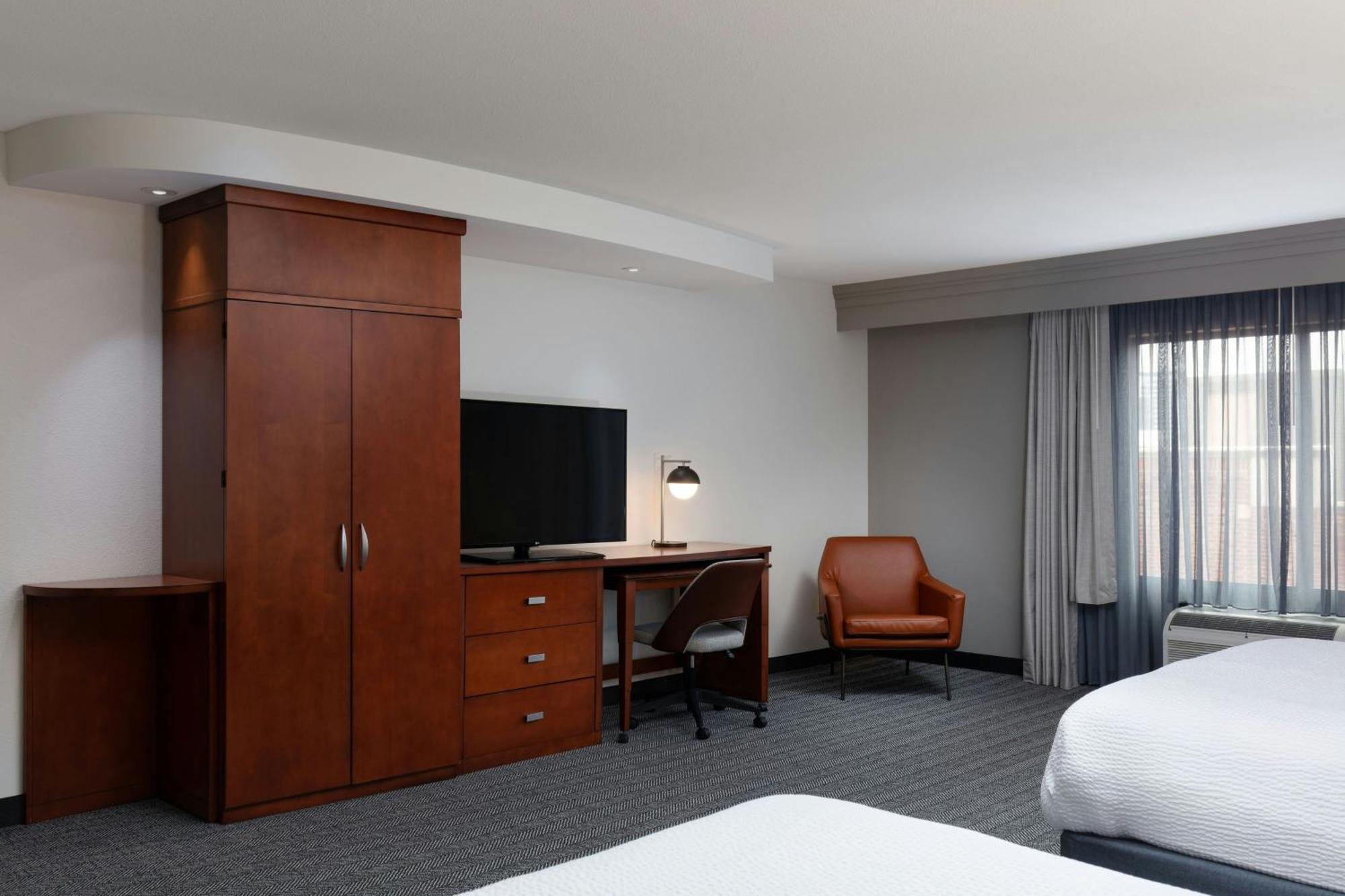 Courtyard By Marriott Wichita At Old Town Hotel Екстериор снимка