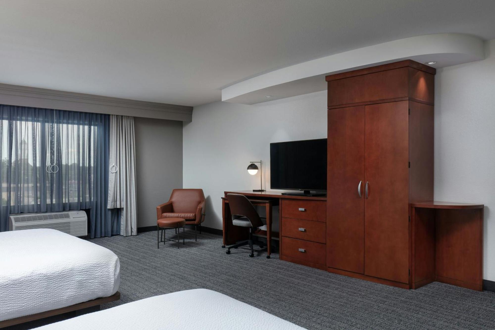 Courtyard By Marriott Wichita At Old Town Hotel Екстериор снимка