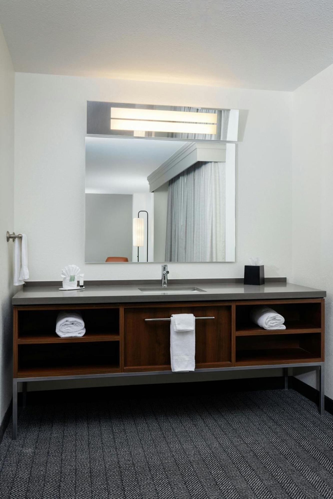Courtyard By Marriott Wichita At Old Town Hotel Екстериор снимка