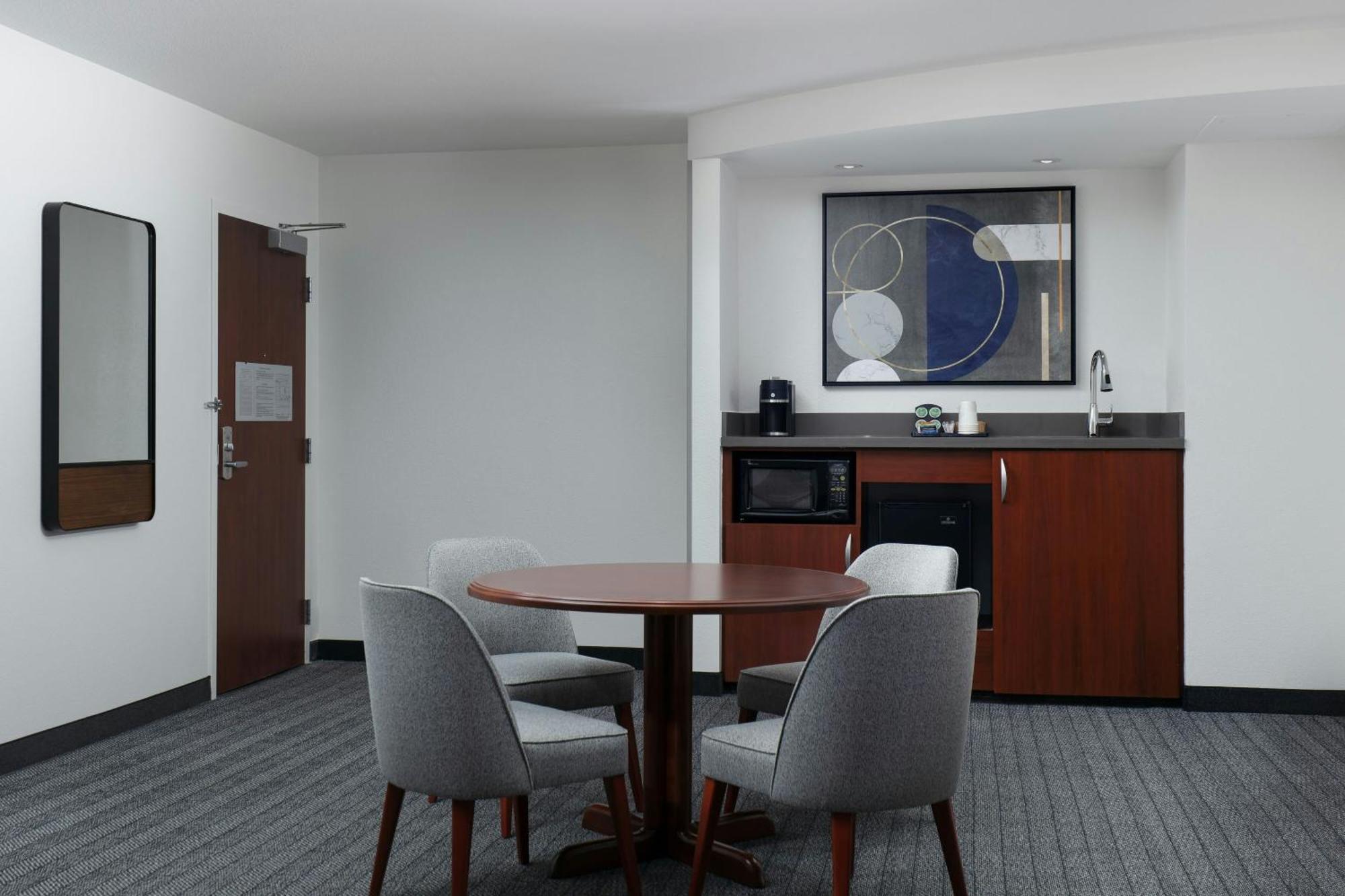 Courtyard By Marriott Wichita At Old Town Hotel Екстериор снимка