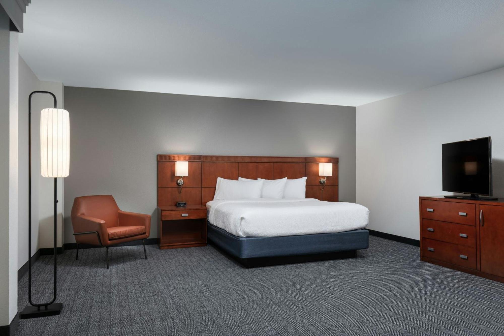 Courtyard By Marriott Wichita At Old Town Hotel Екстериор снимка